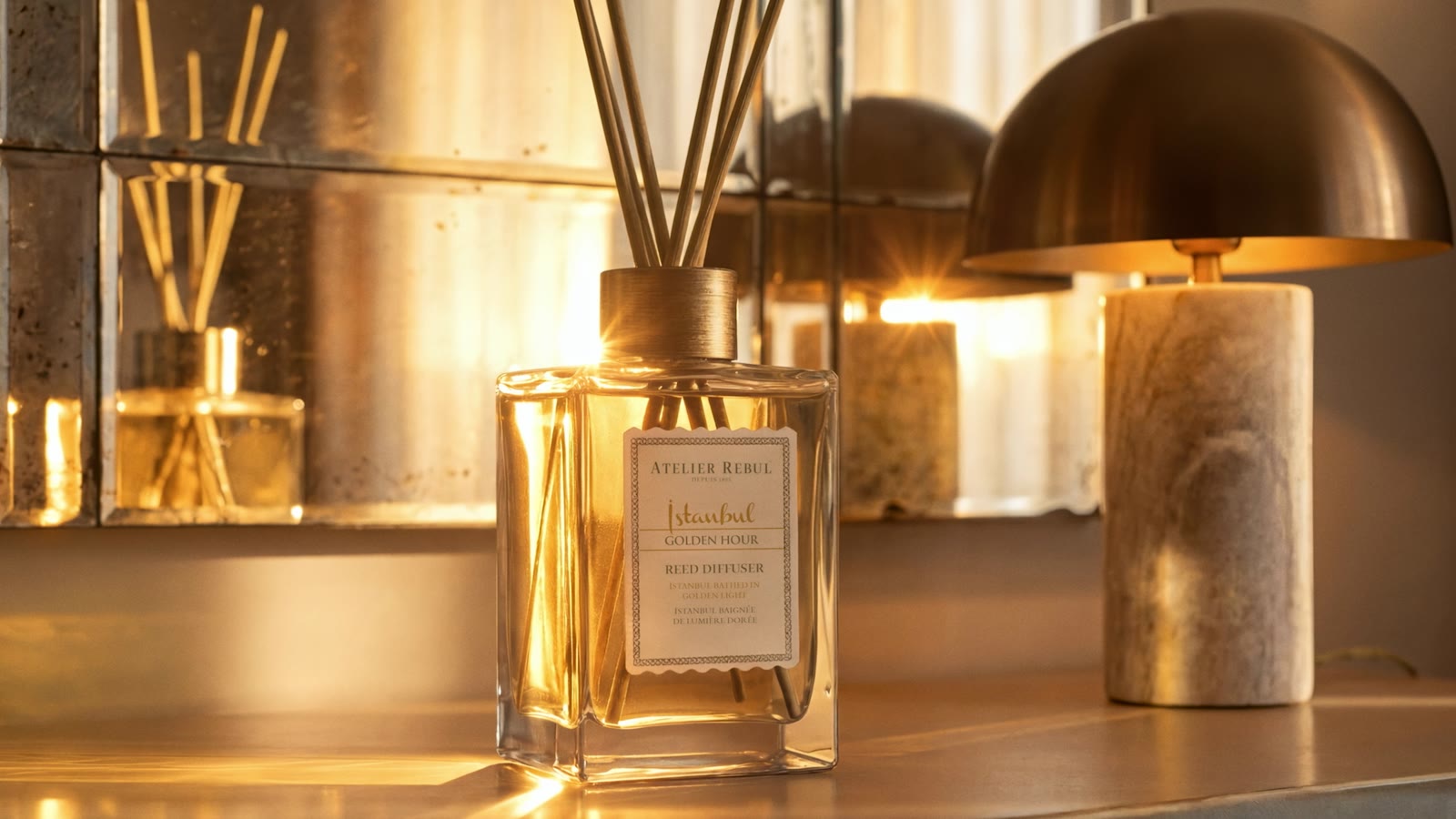 Intérieur chaleureux, campagne officielle Golden Hour Atelier Rebul
